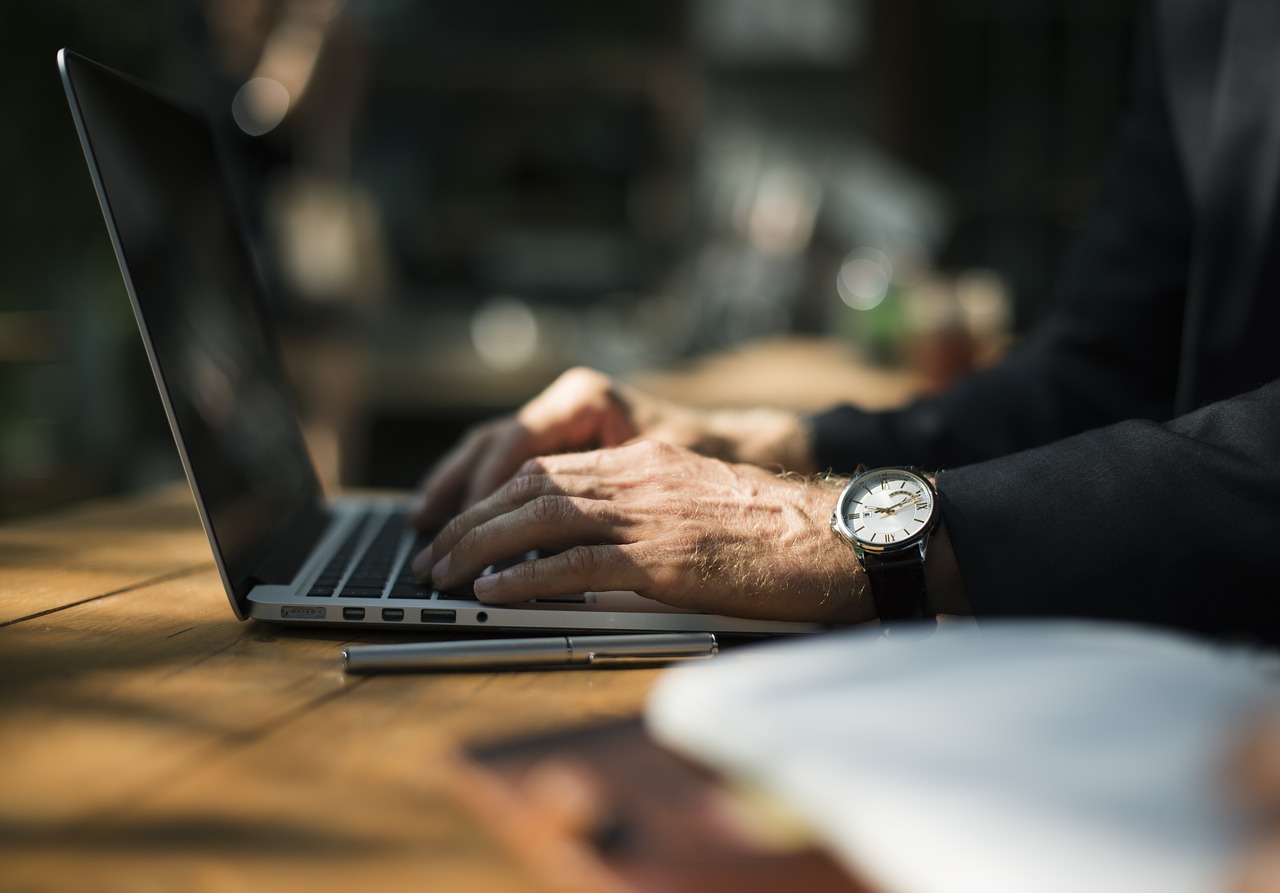 Online winkelen om er top uit te zien op werk