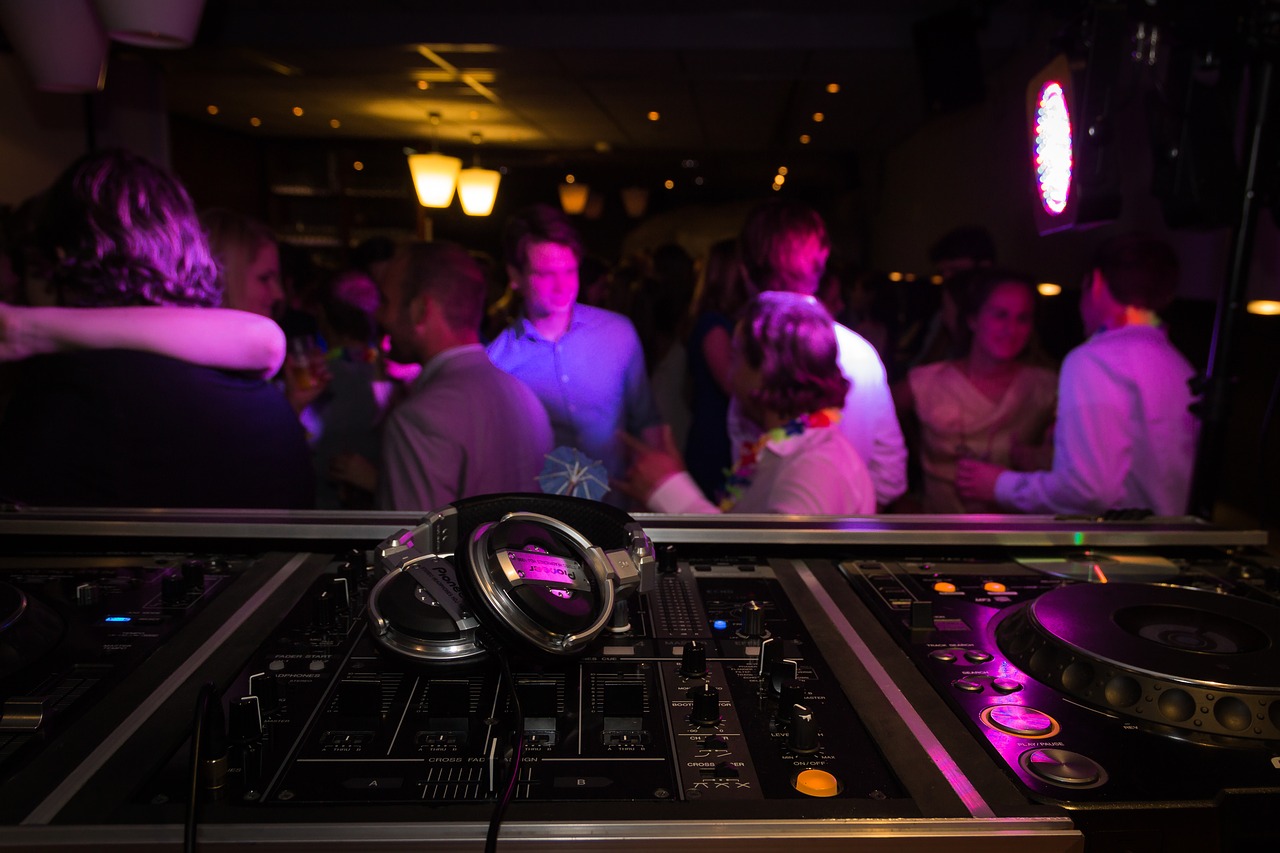 Hoe geef je een feestje zonder geluidsoverlast? silent disco huren
